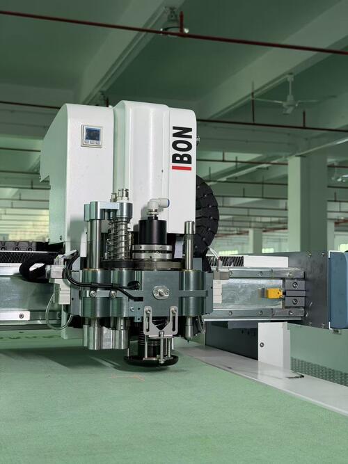 Nieuwste bedrijfsoplossingen over IB1625 op maat gemaakte snijmachine voor verpakkingsfabriek