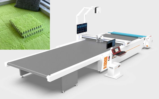 Custom Polstered Furniture Cutting. Computergestuurd mes snijden / mes snijmachine